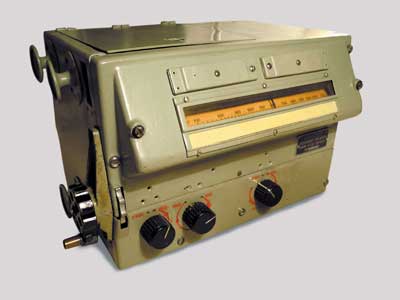 Ducati mod. AR 18 (1940-1944). Apparato ricevitore militare.
Tipo di ricezione in fonia AM-telegrafia.
Bande di frequenza: O.L.(200-520 kHz); O.M.(700-1600 kHz); O.C.(1600-22000 kHz)
Sistema di ricezione supereterodina con F.I. 600 kHz.
Valvole. n. 6 tipo E1R.
Alim.: anodica 200-250 Volt/40 mA.; fil. 12 v./0,8A o 24v./0,6A.
Dim.: (LxAxP) 350x213x240 mm. Peso netto 8 kg.

