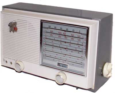 Geloso G 3310 (1961/62)
Radio soprammobile a valvole.
Gamme: O.M./O.C. 1-2-3-4
Valvole: UCH81, UBF89, UCL82, DM80.
