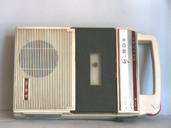 G19/121 Riproduttore per cassette stereo 7
Alimentazione con pile o con apposito
alimentatore esterno (G2-2)
