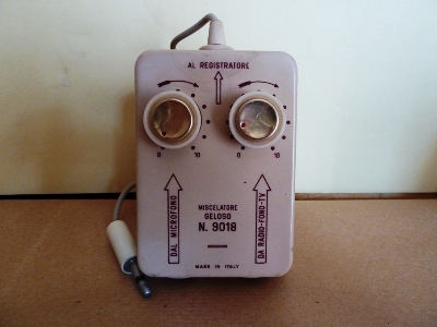 Miscelatore di segnale N. 9018
Permette miscelazioni tra microfono e radio, tv ecc
