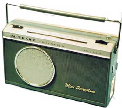 Sharp Co. Ltd (J); Mod.: BXG-107; (1970/75)
Tipo: Radiogiradischi portatile
Gamme: OM - FM
Transistor: n° 8 (supereterodina)	
Alimentazione: c.c. 6V (4 stilox1,5V)
Mobile: In plastica antiurto 
Dim.:130 x 235 h 70 mm.
Nota: Velocità  45 giri-minuto

