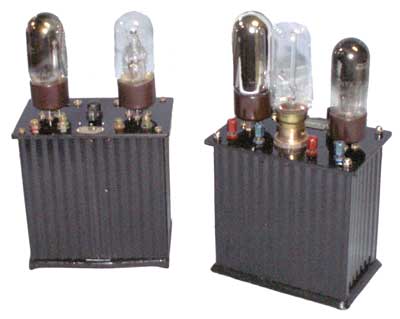 Ferrix (Francia) Raddrizzatori di corrente.
Dispositivi per la ricarica di batterie ed accumulatori.
Mod. RG11 (valvole: Philips 1010 e 1011) e RG8 (valvole Philips 1002, 451, 452)
Alim.: 110 o 130 volt.
Tensione in uscita 4,0 e 130,0 volt.
