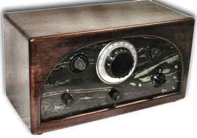 Radio Gody (Francia) 1925-28
Ricevitore tipo eterodina O.M. ed O.L.
Valvole: 2xB406, A25, xxx
Alimentazione: c.c 80v; c.c 4v; c.c -4,5v.
Mobile in legno noce scuro. Dim.: 430x210x230
