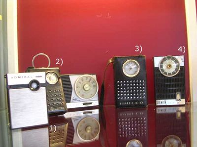 Vari apparecchi: 1) Admiral, 2) General Electric, 3) Philco, 4) Zenith.
