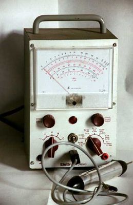 Dal 1956
Voltmetro elettronico identico al precedente modello, ma con diverso contenitore e strumento di misura.
