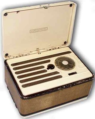 Marconiphone P20B
Supereterodina O.M.
Produzione: G.Marconi U.K. 1948-50
Valvole: X17, W17, 2D17, N17
Alimentazione: 1 pila 1,5volt, 1 pila 69,0 volt
Mobile in alluminio con fascia similpelle.
