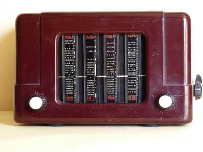 Phonola 557A (1946 radio da comodino)
Due Onde Medie e due Onde Corte.
Dimensioni: 220x130x120 mm.
Valvole: ECH4, EF9, 6Q7GT, 6V6GT, 6X5GT.

