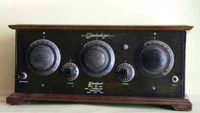 Standard Radio Corporation mod. B-5 Standardyne.
Circuito ad amplificazione diretta.
Ricezione Onde medie (?).
Valvole: 5x UV201A.
Alimentazione a batteria.
