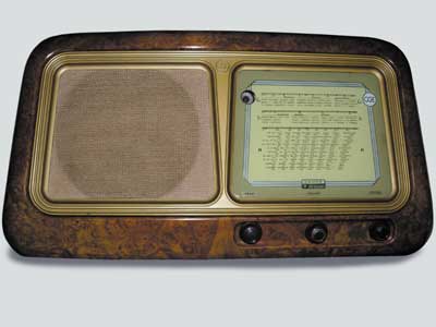 C.G.E.3105 (1950)
Circuito supereterodina con occhio magico.
Gamme: Onde Medie e due Onde Corte.
Valvole: 6TE8, 6SK7, 6SQ7, 6V6, EM4, 5Y3.
Dimensioni: 65(l)x35(a)x25(p) cm.
