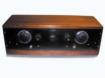 Crosley Trirdyn 3R3 (USA 1924).
Circuito a reazione (relflex)
gamme: solo O.M.
Valvole: 3xUV 201A
Alimentazione a batteria-Altoparlante esterno.
Dimensioni: 55(l)x18(a)x20(p) cm.
