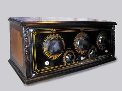 A.C. Dayton mod. XL10 (USA 1924
Ricevitore a circuiti accordati (amplificazione diretta), senza reazione.
Gamma: solo Onde Medie.
Valvole n. 5: tipo 01A.
Alimentazione a batterie (diverse tensioni).
Altoparlante esterno. Dimensioni: 570x240x250
