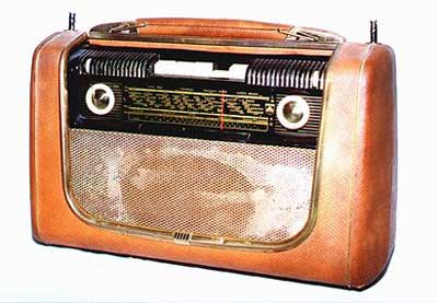 Grundig (D); Mod.: Concert Boy; (1955)
Tipo: Radio supereterodina portatile
Gamme: OM–OC-OL
Valvole: DF97(5)-DC96-EL45-DL96-DF93
Alimentazione: c.c. (1,2 V/90V); c.a. 110–220V
Mobile: in legno rivestito di plastica
Dim.: 450 x 150 H 280 mm.

