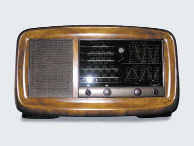 Kennedy K96 (Italia 1948)
Circuito supereterodina. Media frequenza 471 kHz. Occhio magico.
Gamme: Onde medie e corte.
Valvole: ECH4, 6K7, 6Q7, 6V6, 6E5, 5Y3.
Alimentazione da rete. Altoparlante elettrodinamico.
Dimensioni: 65,0(l)x37,5(a)x28,0(p) cm.
