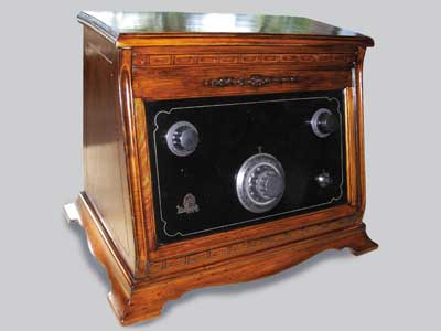 Mohawk A-5 (USA 1925)
Ricevitore a circuiti accordati (amplificazione diretta), senza reazione.
Gamme: Onde medie ed Onde Lunghe.
Valvole n. 5, tipo 01A.
Alimentazione: batterie di accumulatori e/o a secco
Altpparlante esterno e dimensioni: 550x400x360 mm. (LxAxP)
