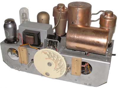 Philips mod. 830 C (Coda di pavone) (1932)
Vista del telaio.
Valvole: 2xB2052T, B2038, B2043, 1927.
