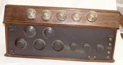 Neutrodina anonima (1923/24)
Di produzione anonima, adotta il metodo Hazeltine (USA 1920) che poneva rimedio alla instabilita dei triodi come amplificatori in alta frequenza. Utilizza cinque triodi. Alimentazione: 4 volt c.c./80 volt c.c. di anodica. Dimensioni: 65lx30hx30p cm.

