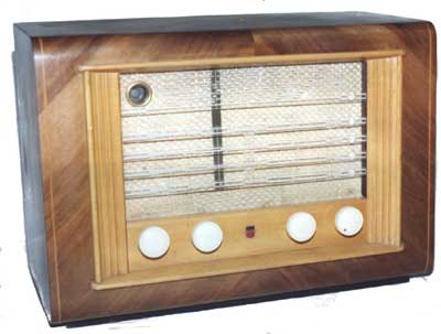 Philips  Monza (I); Mod.: BI 594 A; (1955-58)
Tipo: Ricevitore supereterodina
Gamme: OM-OC-FM
Valvole: ECH42–EF41–EBC41-EL41–AZ41
Alimentazione: 110-220 V (60 W)  
Mobile: in  legno naturale chiaro
Dim.: 500 x 200  h 350 mm.


