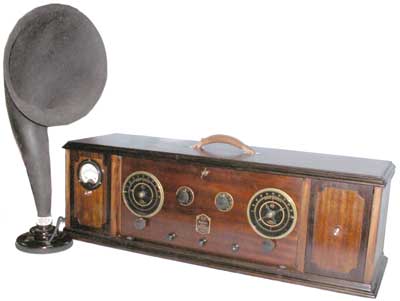 R.C.A. mod. AR 812 (USA-1924) 
Radio "trasportabile" a valvole.
Gamma: O.M.
Alimenmtazione: 4,5-4,5-90 volt c.c.
Mobile in legno, impiallacciato mogano.
Dimensioni: 870x275xh280 mm.
