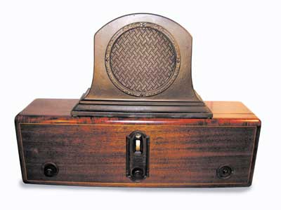 RCA Radiola 17 (USA 1927)
Amplificazione diretta (circuiti accordati).
Valvole: 4xUX226, 1xUY227, 1xUX171A, 1xUX280.
Gamme: solo O.M.
Alim.: da rete 110/220 volt. Altoparlante RCA mod. 100A (USA 1928).
Dim.: 69,0(l)x23,0,0(a)x20,0(p) cm.
