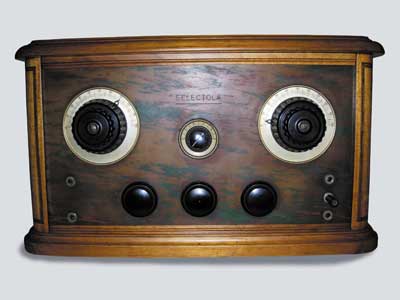 Selectola (francia 1925).
Circuito ad amplificazione diretta.
Gamme: Onde medie.
Valvole: n° 6 + bigriglia.
Alimentazione: a batterie. Altoparlante esterno.
Dimensioni: 51,0(l)x30,0(a)x28,0(p) cm.
