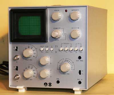 Corso anno 1980
Oscilloscopio come il modello TR7, ma a doppia traccia.

