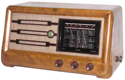 C.G.E. Radio mod. 215 (1942)
Gamme: O.M. e O.C.
Mobile in legno impiallacciato noce chiaro.
Dimensioni: 590x276xh310 mm.
