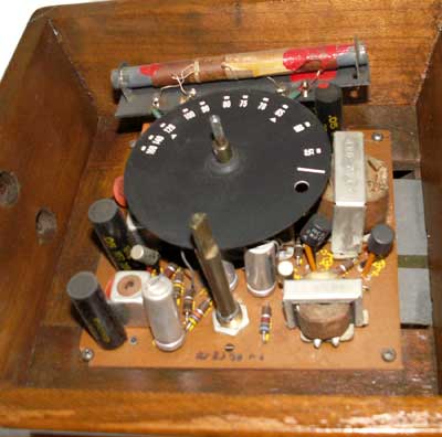 Guild Radio Corp. (USA)
Vista del telaio e dei componenti.
Alimentazione: pila 9 volt; rete c.a. 110volt - 1,3 volt
Contenitore in legno e ceramica.
