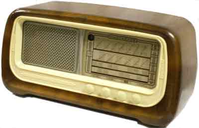 Radio Magnadyne S 96
Produzione: Italia 1950-51
Supereterodina 2x O.M. e 2x O.C.
Valvole:UCH42, 12BA6, 12AT6, UL41, UY41, EM34
Alimentazione da rete 110-220 volt
Dimensioni: 595x240x295 cm. Mobile in legno noce chiaro

