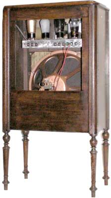 Magnadyne Radio mod. SW 5 (1927-28)
Vista posteriore.
Grosso altoparlante a spillo.
Alimentazione 110 volt c.a.
