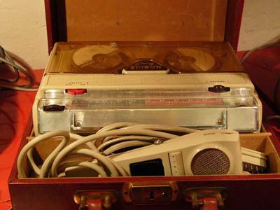Stenotape Geloso a transistor 
Venduto negli USA inizialmente con marchio Edison. Notare la bella valigetta.
