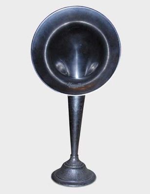 Altoparlante Musette (1923) USA
Base e piedistallo in metallo.Cono in bachelite.
