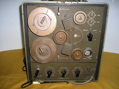 Primo registratore italiano a filo della Magnetofoni Castelli (1947). Collezione Ezio di Chiaro
Ci è sembrato significativo porre questo registratore come "capofila" della serie Geloso. 

