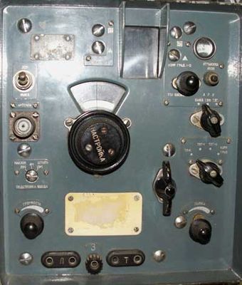 Aleksandrov Radio Works (URSS); Mod.: R326 (P326); (1961)
Tipo: Ricevitore portatile a valvole
Gamme: OC da 1 a 20 MHz (in 6 gamme) 
Valvole: n°19 subminiatura  
Alimentazione:c.c. 2,5V con 2 accumul. 1,25V; c.a. 220V con alim.
Mobile: In alluminio grigio 
Dim.: 225 x 370 h 270 mm.

