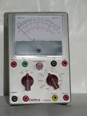 Corso anno 1980
Tester mod. 264. Sensibilità 10.000 Ohm/Volt (vedi modello 1966). senza scala per provavalvole.
