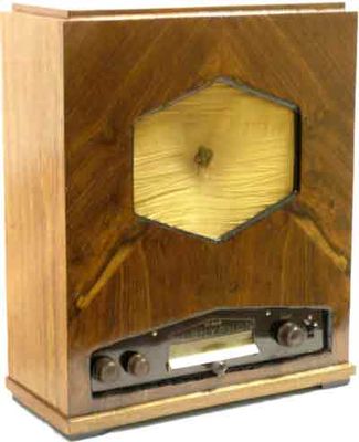 Hornyphone W 303 1931 (Austria)
Ricevitore a reazione 2xO.M.e O.L.
Valvole: E452T, E442, C443, 1805
Altoparlante elettrodinamico a spillo
Alimentazione: da rete 110 - 220 volt c.a.
Mobile Noce scuro. Dim.: 400x190x495 cm.
