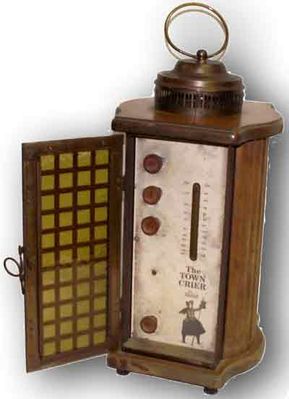Radio Lanterna "The Town Crier" 380T
Aprendo lo sportello, si rendono accessibili i comandi.
