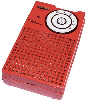 Texas Instrument/I.D.E.A. (USA); Mod.: Regency TR-1; (1954)
Tipo: Prima radio supereterodina a transistor (“shirt pocket size”)
Gamme: O.M.
Transistor: quattro NPN + diodo (M.F. 262 kc/sec.) (collettore +; emettitore a massa)
Alimentazione: batteria tipo otofono 22,5 volt (ass. 4 mA). Durata 20-30 ore.
Mobile: in plastica antiurto 
Dim.: 76 x 32 h 127 mm. (altop. diam. 6 cm.)
Nota: fu progettata dalla Texas Instr. per promuovere
la vendita dei suoi primi transistor sul mercato civile.
Prezzo (originario): circa 50,00 $

