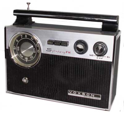 Voxson (I); Mod.: Sinfony 753; (1958/60)
Tipo: Radio portatile a transistor
Gamme: OM e FM
Transistor: OC170(2)-OC169-OC75 –OC74(2)
Alimentazione: c.c.9V (6 pile x1,5V); c.a.110-220 V.
Mobile: In plastica antiurto 
Dim.: 190 x 100 h 130 mm.

